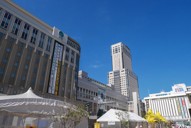 2022年春から北海道新幹線駅部の工事が始まる札幌駅。白い「エスタビル」がある位置からさらに奥（東側）に駅舎とホームができる。