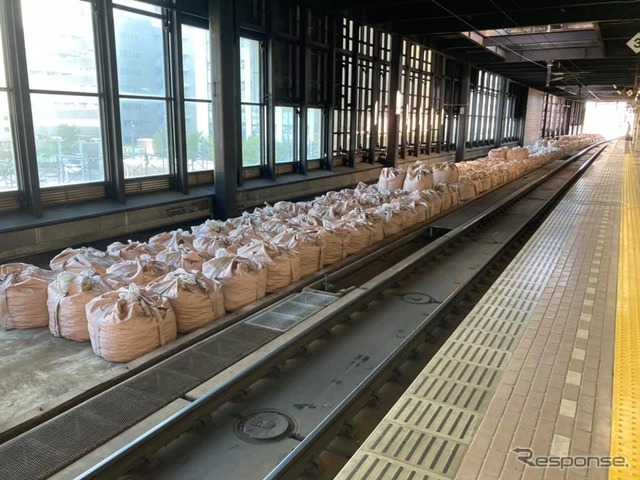 準備が進められている札幌駅11番線予定地。この部分の高架下商業施設も消えている。2020年11月。