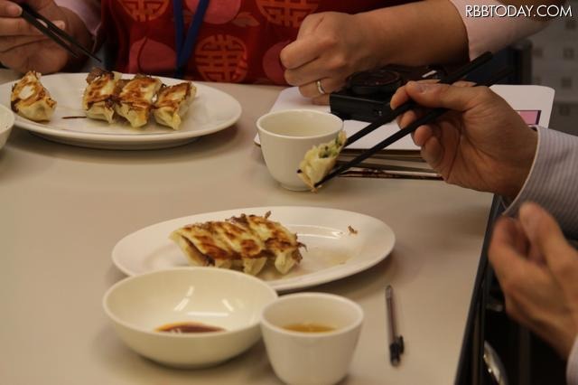 餃子試食中