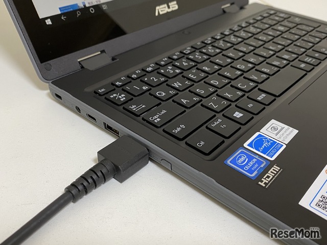 USB3.2(Type-C/Gen2)、USB3.2(Type-A/Gen1)、USB 2.0Type-Aポート、画面出力を行えるHDMI端子、ヘッドセットに対応したマイクロホン/ヘッドホン・コンボジャックが揃う