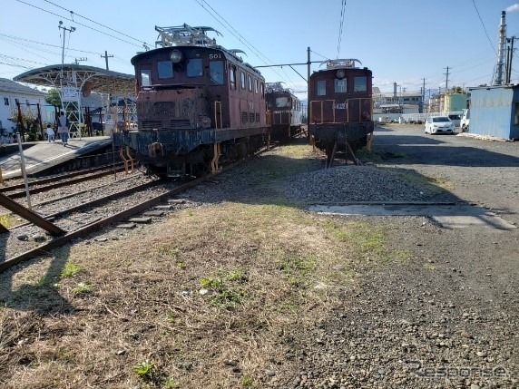 ED50形ED501（左前）とED29形ED291（右）。ともに昭和ひと桁の戦前生まれで、ED501は上田温泉電軌（後の上田交通真田線）から名古屋鉄道を経て岳南入りし、入換用として使用。ED291は豊川鉄道（飯田線豊川～大海間の前身）→国鉄の機関車で、岳南では貨物輸送の需要減少により予備車となっていた。