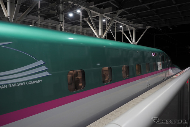 東北新幹線では仙台発上りでE5系による深夜新幹線を設定。写真は新函館北斗駅で発車を待つ夜の上り『はやぶさ』。