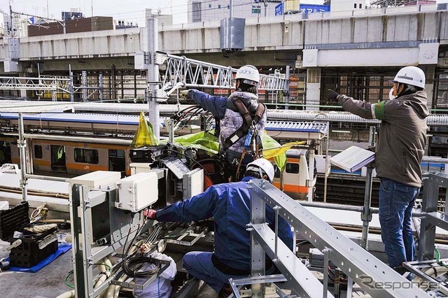 神田駅近くでの整備の様子。5Gアンテナは可能な限り駅から近い場所に設置される。