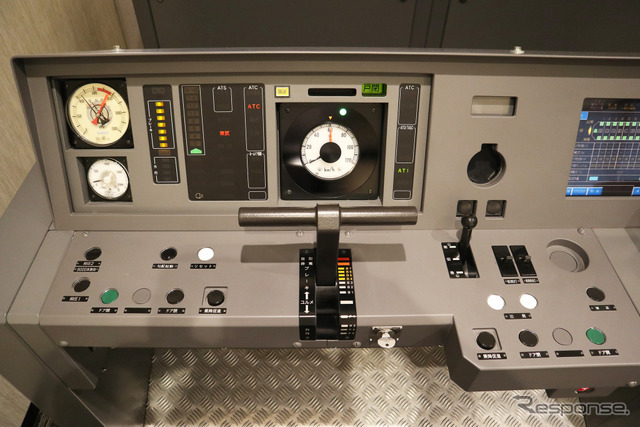 東武50070形の運転台をリアルに再現したシミュレータ。マスコンハンドルや速度計などは本物と同じ。速度計は操作と連動して動く。