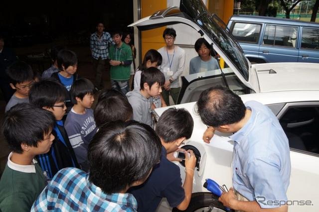 中学生がハイブリッドカー組み立て＆試乗を体験