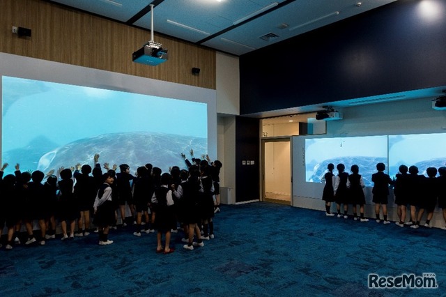 メディアラボ内のフューチャーラボは、3階に220インチ、2階に150インチの大型スクリーンを常設。迫力ある映像を投影したり、教室で作成した資料を大画面で表示・プレゼンテーションしたり、よりアクティブに学ぶことができる