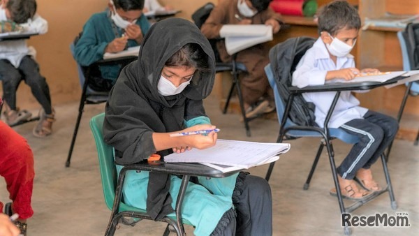 教室で授業を受ける子どもたち（パキスタン、2021年9月撮影） (c) UNICEF/UN0512126/