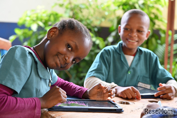 首都ヤウンデの公立学校で、タブレットを使って授業を受ける子どもたち（カメルーン、2021年11月撮影） (c) UNICEF/UN0551715/Dejongh