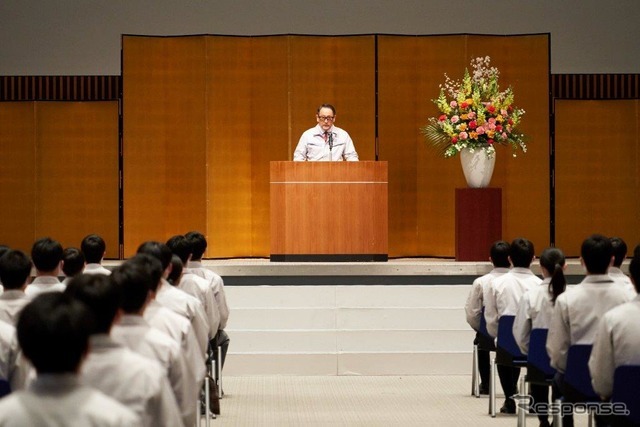 トヨタ工業学園卒業式で挨拶する豊田章男社長