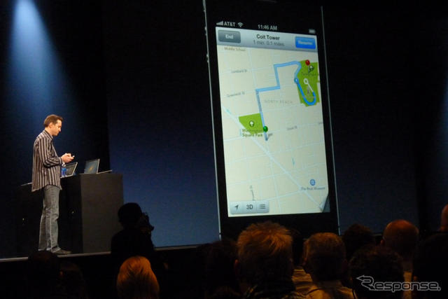 アップルの開発者向けイベントWWDC 2012（Apple World Wide Developpers Conference 2012）の基調講演、iOS 6のプレゼンテーションの様子。