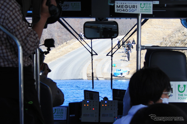 水陸両用船の無人運航実証（群馬県八ッ場あがつま湖）