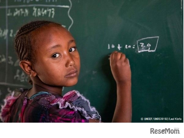 ティグライ州のユニセフが支援する学校で黒板に向かう女の子（エチオピア、2021年10月撮影） 　(c) UNICEF_UN