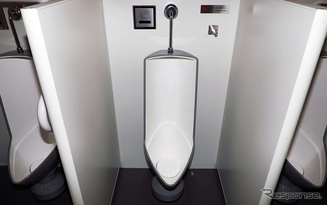 川口ハイウェイオアシス：男性用トイレ内に設置された鋳物製小便器