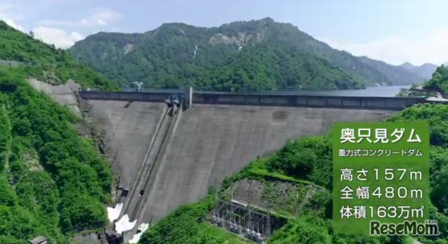 重力式コンクリートダムでは日本一の「奥只見ダム」がシルバーラインを抜けると見えてくる（2021年8月エコ×エネ体験ツアーより）