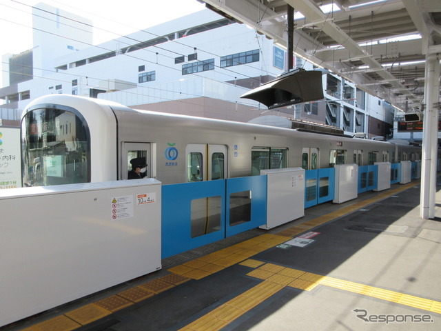 西武鉄道所沢駅のホームドア。