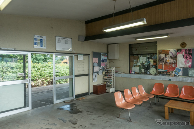 現役時代の石勝線夕張支線・南清水沢駅の待合室。同駅は現在も残されており、「そば天国」というそば店として活用されている。