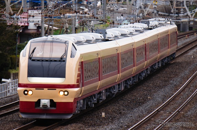 『とき』のリバイバル列車として上野～新潟間に姿を見せる国鉄色のE653系。