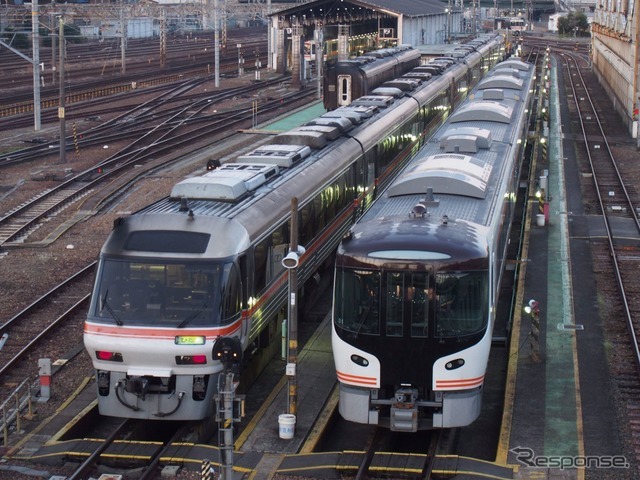 7月1日、高山特急『ひだ』にデビューしたばかりのハイブリッド車・HC85系（右）が臨時列車としても運用される。