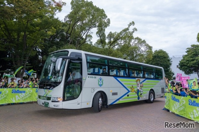 ツアー参加者は湘南ベルマーレトップチーム選手が使用するバスに乗車する。