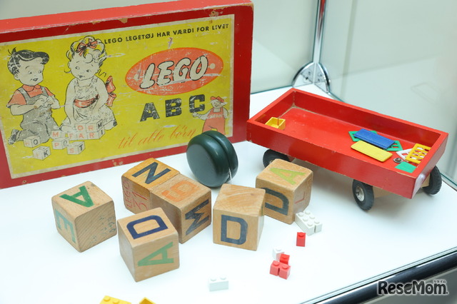レゴ ジャパンオフィスには創設当初のおもちゃも展示されていた