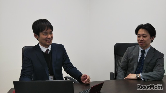 シャープのPCI・ヘルスケア事業部 事業部長 永峯英行氏（右）と販売推進部 部長 佐々木基之氏（左）