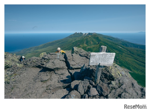 羅臼岳山頂から眺めるオホーツク海と知床半島の世界自然遺産登録地域