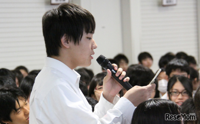 トークセッションで村上氏に質問する生徒