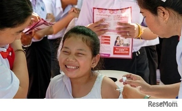 ワクチンを接種するラオスの子ども