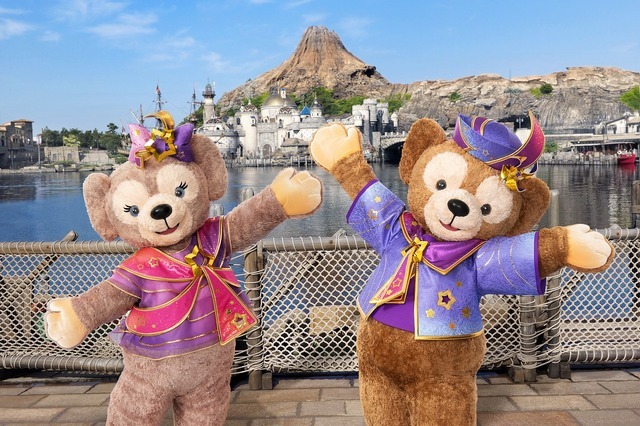 「東京ディズニーリゾート®40 周年“ドリームゴーラウンド”」ダッフィーとシェリーメイの祝祭感あふれる衣装を初披露！As to Disney artwork, logos and properties： (C) Disney