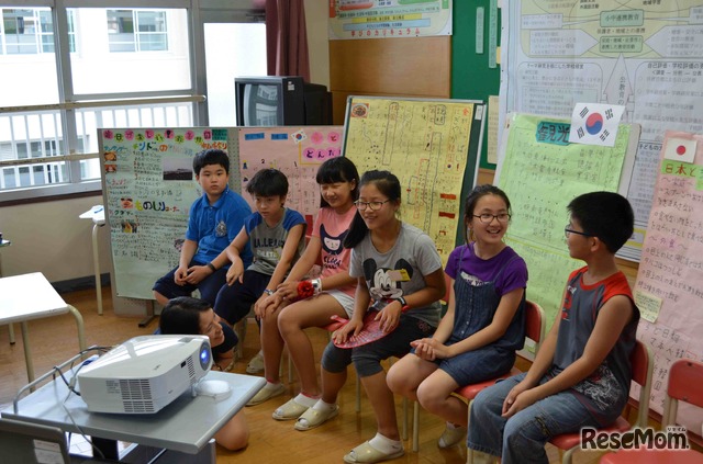 学校を訪れた韓国の「こども大使」