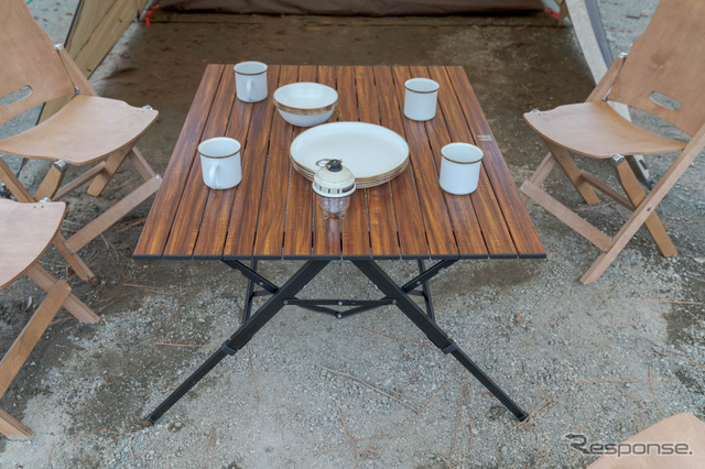 テーブルも4人がしっかり使える広さで、高さも調節可能なタイプ。