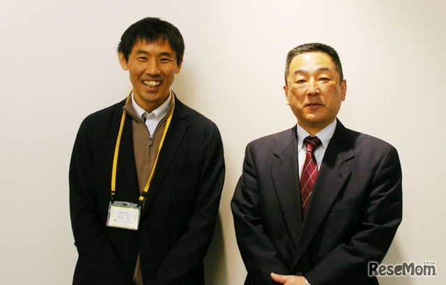 左：安平町教育委員会の井内聖氏、右：山田誠一校長
