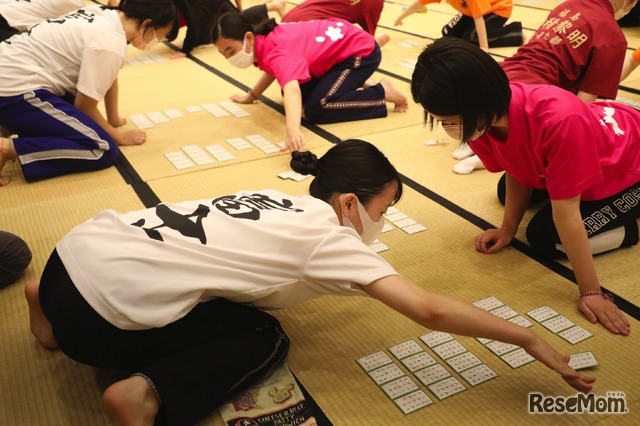 小倉百人一首競技かるた　第44回全国高等学校選手権大会のようす