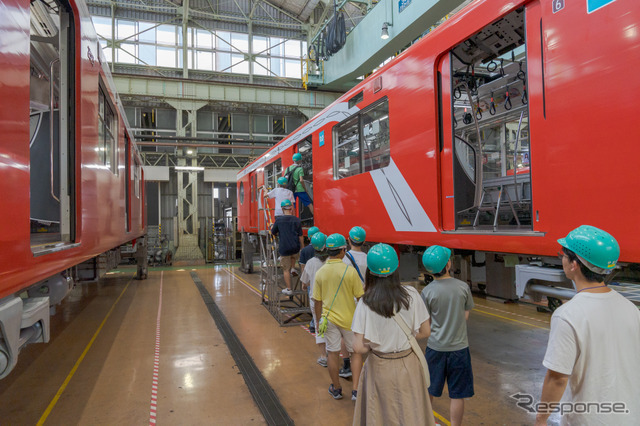 車体と台車が分離され、整備中の車体内部を見学できた。