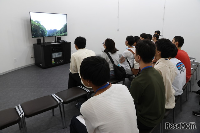 「奥只見電力館」では、奥只見ダムが建設された当時の貴重な映像を視聴。学生たちは厳しい自然の中でダムが建設されたことを知った