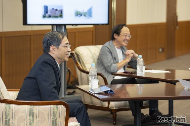 学生たちと語らう両学長