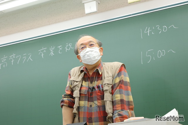 大島講師は、「多様性・ダイバーシティを大事にしてほしい」と、駿台卒業生たちに祝福と激励の言葉を投げかけた