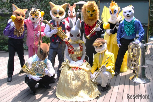 ズーラシアンブラスの7名と弦うさぎのベス、サキソフォックスのラトゥール、ことふえパピヨンのヒメタテハ