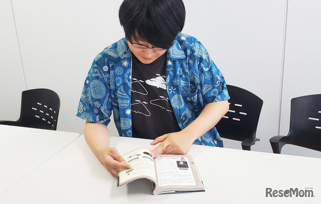 三上さんが着ているTシャツのイラストは「オオシモフリエダシャク」という蛾（が）