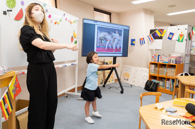 幼稚園年長の「English」クラスのようす。写真を見て何のスポーツか当てながら英語を学ぶ