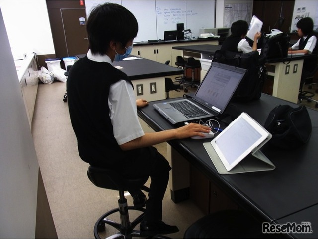 研究活動にiPadを活用する生徒