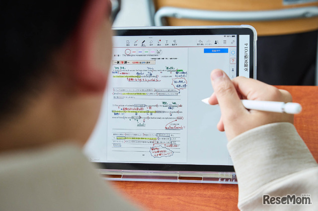 モニターと手元のiPadを使い、思考プロセスを確認しながら行う京都医塾の個人指導