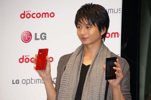 Optimus G L-01E 発表会に、ゲストとして登場した俳優の向井理さん