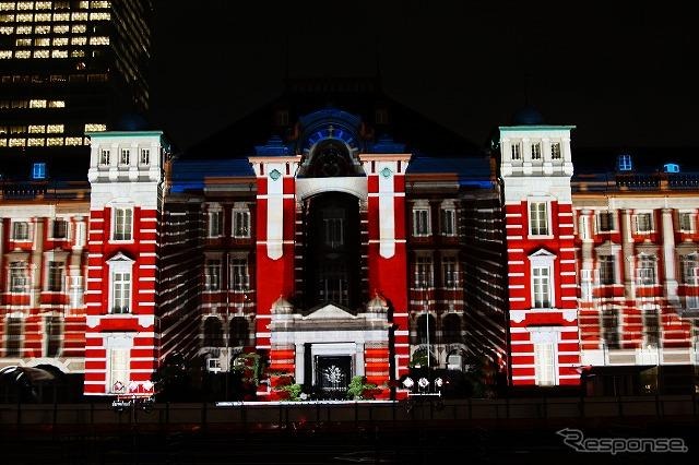 巨大な駅舎そのものをスクリーンにしたイベントには想定を大幅に上回る観客が集結。