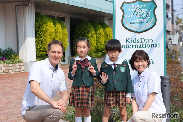 KDI三鷹園を体験するツアーは、ジェイク先生、マイ先生、園児のかすみさん、りくさんの4人をガイドとして実施