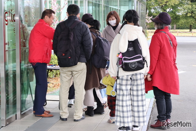 当日の入り口前のようす。入り口わきの木に薄いピンクの花が咲いているが、こちらは桜ではなくアーモンドの花