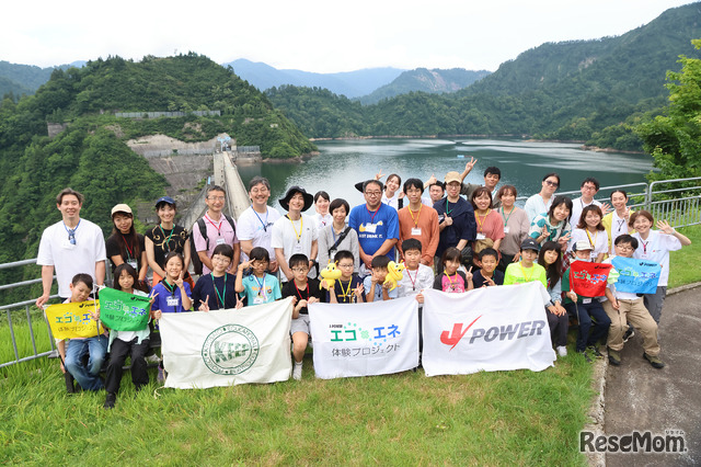 2024年「奥只見編」秘境・奥只見湖の前で記念撮影