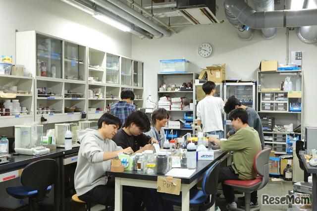 下山研究室で材料の混合を行う研究室の学生たちのようす