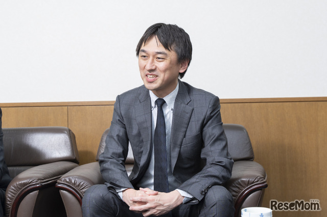 進路指導部長を務める英語科教諭の青木潤士氏