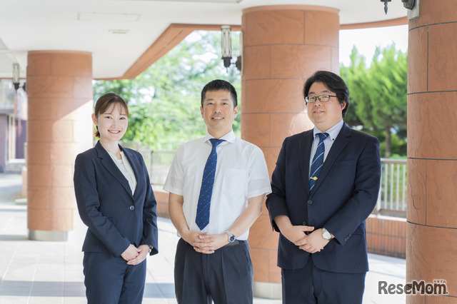 星野高等学校グローバルフロンティアコースチーフの鳥越智晴氏（中央）、英語科教諭の橘内 惠氏（左）、英語科教諭の佐藤彬氏（右）